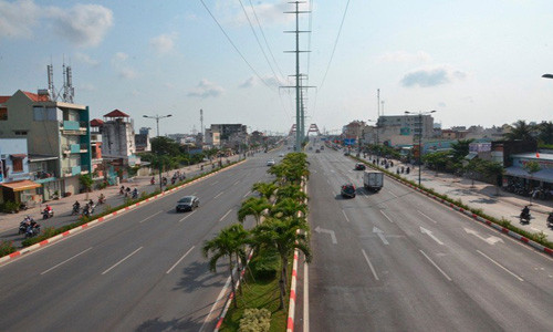 Tuyến đường nghìn tỷ Phạm Văn Đồng đang dần hoàn chỉnh, dự kiến đưa vào sử dụng toàn tuyến vào cuối năm 2015.