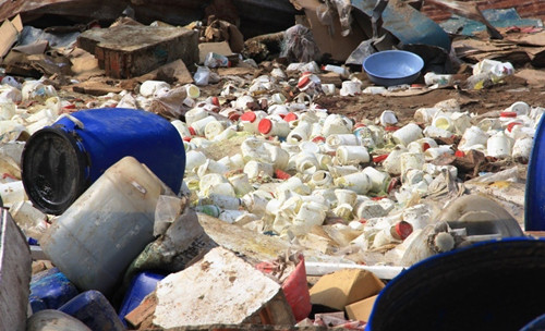 Người dân đề nghị ngoài việc xử lý hình sự chủ cơ sở còn phải làm rõ trách nhiệm của các ngành liên quan khi để "tử thần" hóa chất hoạt động thời gian dài giữa khu dân cư và gây hậu quả thảm khốc.