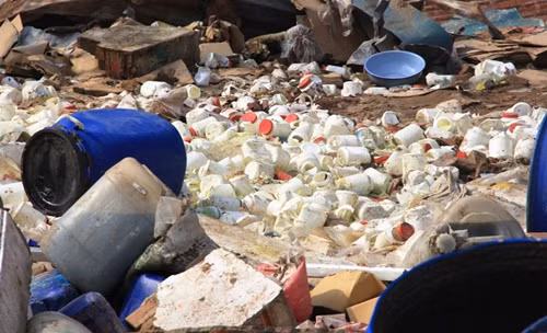 Người dân đề nghị ngoài việc xử lý hình sự chủ cơ sở còn phải làm rõ trách nhiệm của các ngành liên quan khi để "tử thần" hóa chất hoạt động thời gian dài giữa khu dân cư và gây hậu quả thảm khốc.