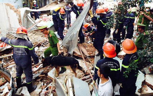 Lực lượng cứu hộ cứu nạn cảnh sát TP HCM và các đơn vị Bộ tư lệnh Thành dùng đến chó nghiệp vụ để tìm kiếm 2 nạn nhân mất tích.