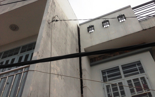 Vết nứt giữa 2 căn nhà.