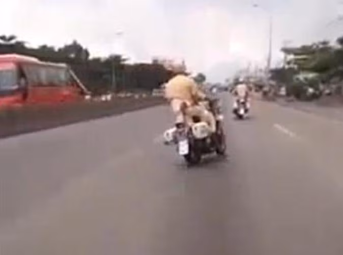 Đoạn clip do người dân ghi lại là lúc 4 CSGT đi trên 2 mô tô công vụ đi sau cùng đoàn đua xe đạp qua khu vực xa lộ Hà Nội. Ảnh cắt từ clip.