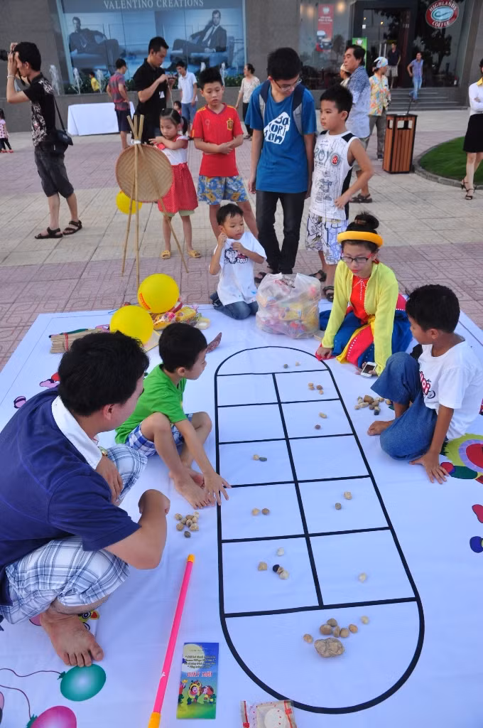 Trò chơi ô ăn quan thu hút các em nhỏ.