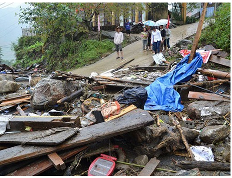 Đường sá ngổn ngang sau trận lũ quét ở bản Khoang, huyện Sa Pa, Lào Cai.