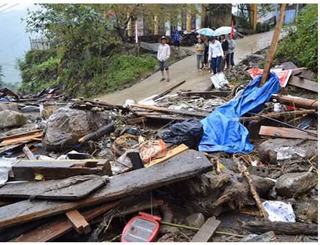 Đường sá ngổn ngang sau trận lũ quét ở bản Khoang, huyện Sa Pa, Lào Cai.