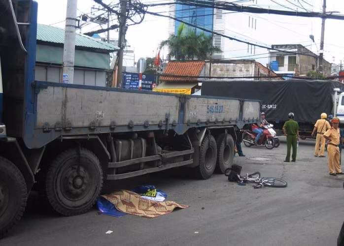 Hiện trường vụ TNGT làm du khách nước ngoài tử vong