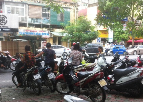 Cò sách đứng ngồi lố nhố tại khu vực trông xe phía trước Habook để "bắt khách". Ảnh: N.Đan