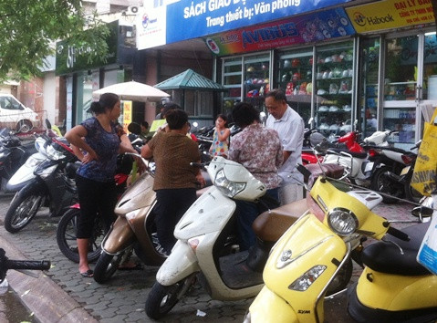 Cò đang "bâu" lấy một vị khách.