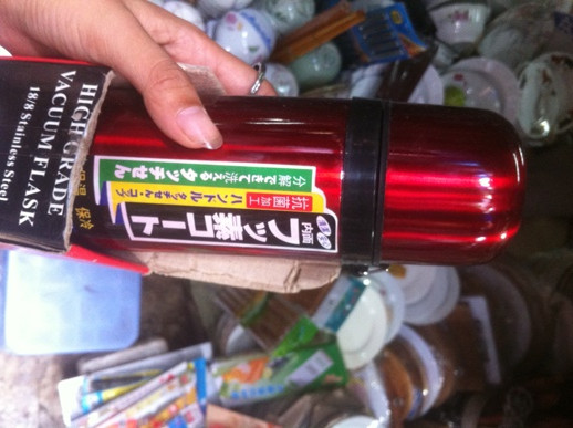 Bình giữ nhiệt Trung Quốc được bán ở Hà Nội với giá rẻ. Ảnh: Nguyên Đan