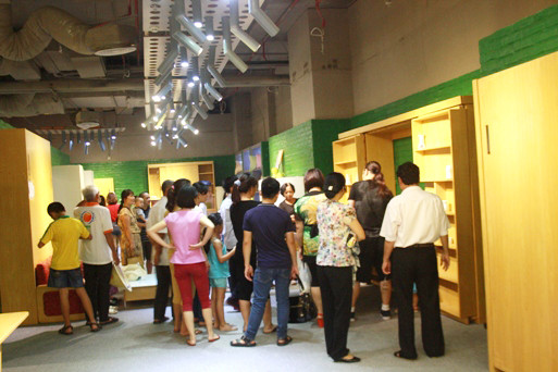 Người dân nườm nượp kéo vào một showroom nội thất thông minh ở Royal City. Ảnh: Minh Tùng