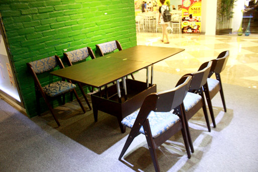 Hoặc 1 bộ bàn ăn rộng rãi cho đại gia đình