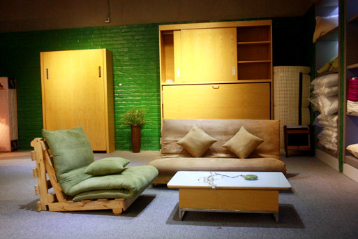 Bộ ghế sô pha, bàn trà trông hiện đại, lịch sự vào ban ngày để tiếp khách