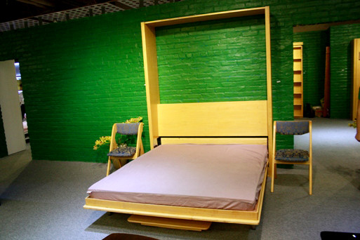 Lập tức có một chiếc giường ngủ ấm cúng, bàn ăn thì đã "biến mất"