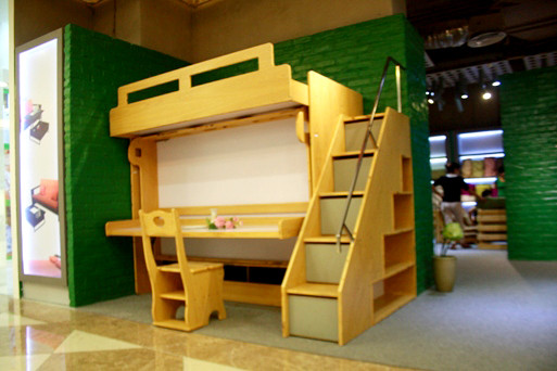 Vừa là giường, vừa đồng thời là bàn học.