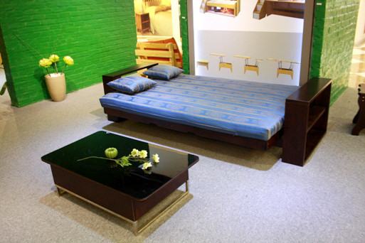 Chỉ cẩn một động tác nhỏ để biến thành giường ngủ. Toàn bộ loại nội thất dạng này đều được Zip làm từ gỗ thông ghép thanh tự nhiên, có bảo hành 2 năm cho phần gỗ và 5 năm cho phần cơ khí.