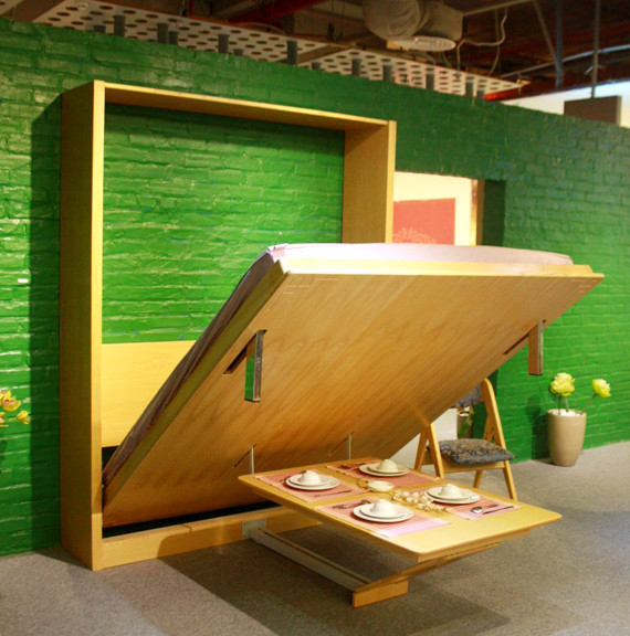 Không cần phải dọn dẹp đồ đạc trên bàn cho mất công. Chỉ cần kéo chiếc giường xuống