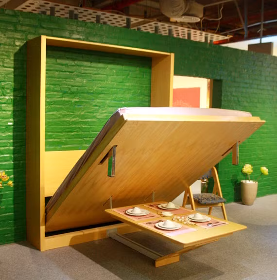 Không cần phải dọn dẹp đồ đạc trên bàn cho mất công. Chỉ cần kéo chiếc giường xuống