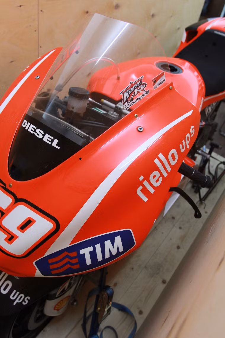 Xe được sản xuất hoàn toàn bằng thủ công tại nhà máy Ducati đặt ở Borgo Panigale, Bologna, Italia