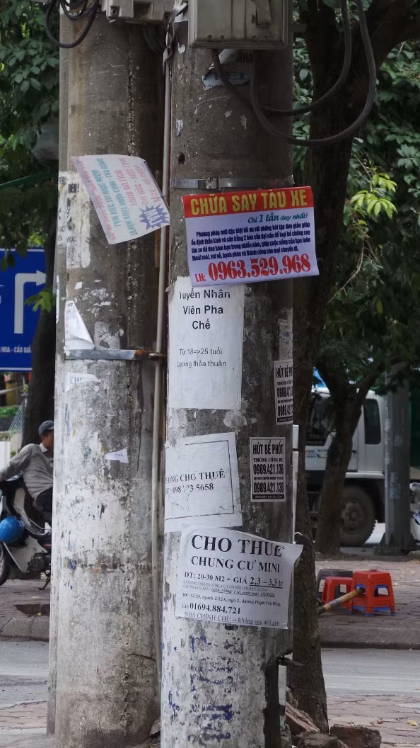Cột điện cũng là nơi quảng cáo xuất hiện dày đặc.