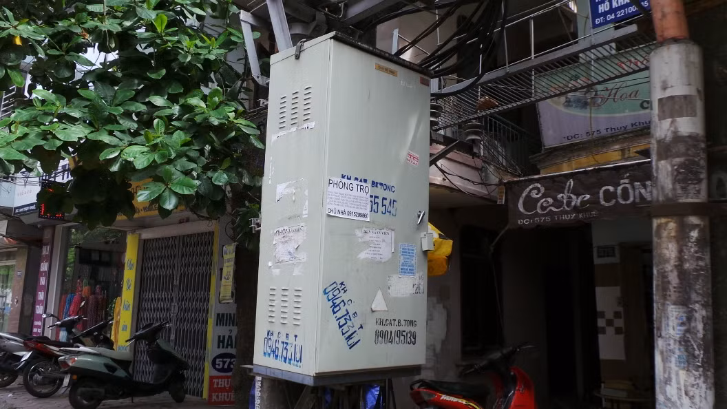 Thậm chí quảng cáo còn chi chít trên cả hộp điện