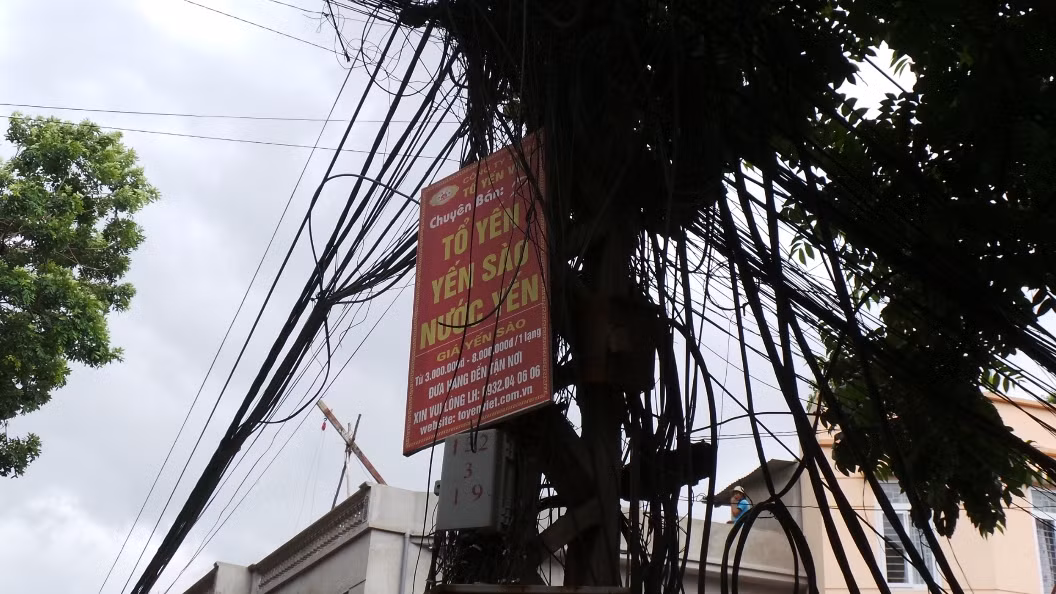 Một quảng cáo ẩn mình trong 'búi" dây điện chằng chịt
