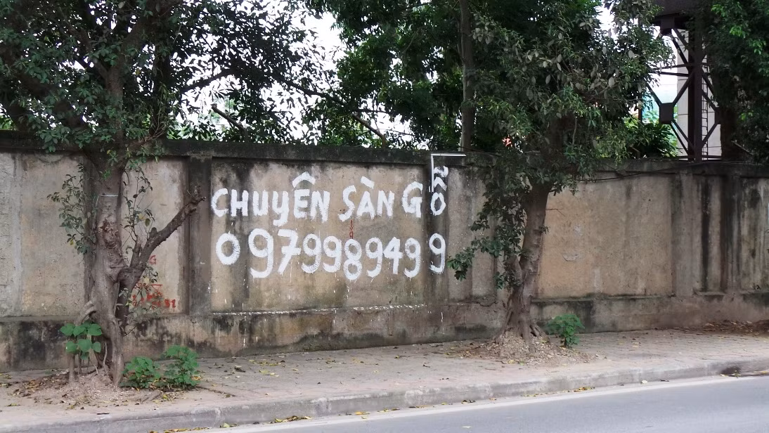 Hay viết trực tiếp lên tường bờ bao của các cơ quan, doanh nghiệp.