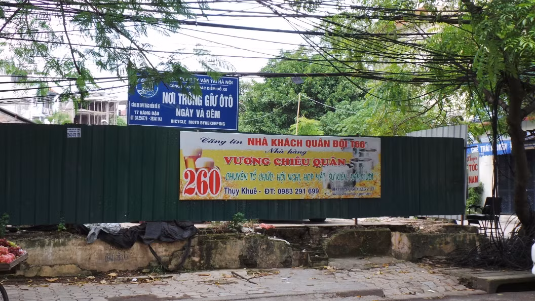 Quảng cáo trên những tấm tôn quây tạm tại các dự án đang xây dựng.