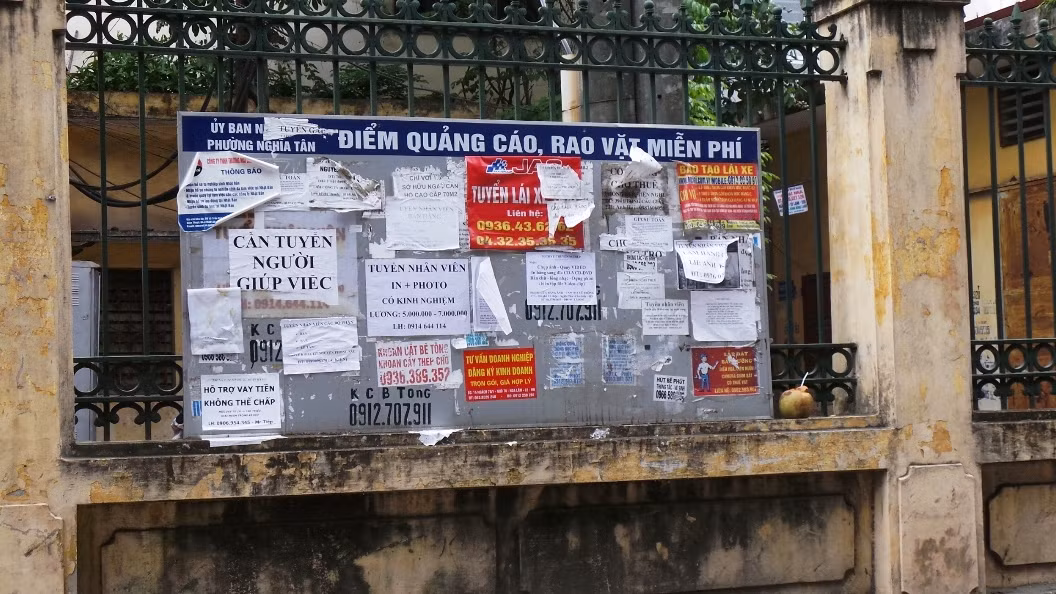 Để hạn chế tình trạng quảng cáo, rao vặt bừa bãi, Hà Nội đã cho làm những điểm cáo cáo rao vặt miễn phí nhưng nhìn điểm quảng cáo trong ảnh, cũng không kém phần nhếch nhác.