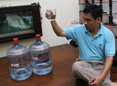 Hai bình nước La Vie có mùi tanh nồng