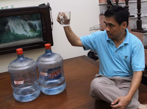 Hai bình nước La Vie có mùi tanh nồng