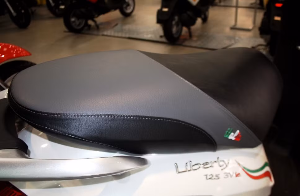 Yên xe thiết kế giống xe nhập khẩu, được phối màu nhìn trẻ trung, cá tính hơn