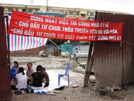 Cư dân căng lều, bạt, phản đối chủ đầu tư thi công công trình năm 2010.