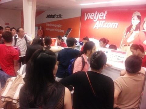 Khách hàng quây kín quầy dịch vụ của VietjetAir tối qua tại sân bay Đà Nẵng.