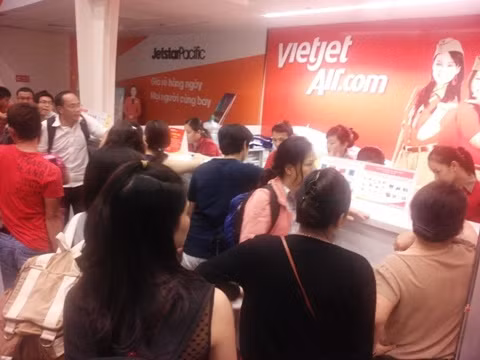 Khách hàng quây kín quầy dịch vụ của VietjetAir tối qua tại sân bay Đà Nẵng.