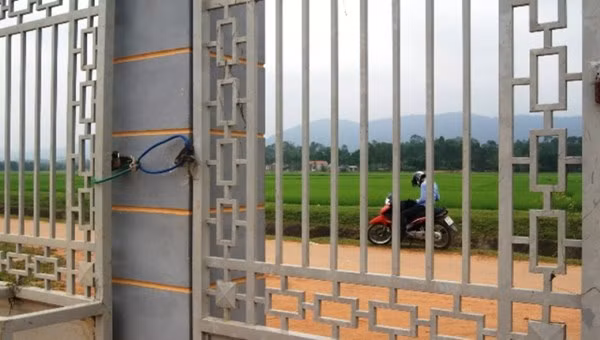 Chính quyền đóng cửa liên tục nhiều ngày, lãnh đạo, dân làng đều sống bất an.