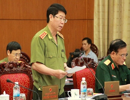 Thứ trưởng Bộ Công an - Bùi Văn Nam đọc tờ trình trước Ủy ban thường vụ Quốc hội chiều 15/4 (Ảnh: Phạm Thịnh)