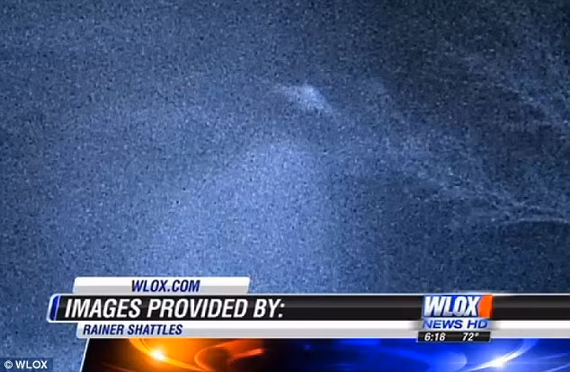 Khoảng 30 phút sau, đối tượng kỳ lạ (nghi vấn UFO) cất cánh bay đi.