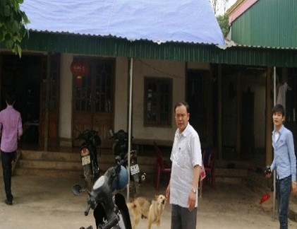 Ông Trần Bá Hoành (giữa) Chủ tịch UBND xã Bắc Sơn mệt mỏi vì đang ở giữa 2 gọng kìm.