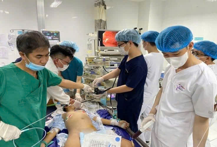 Cuu song be trai 12 tuoi xuat huyet tieu hoa nguy kich