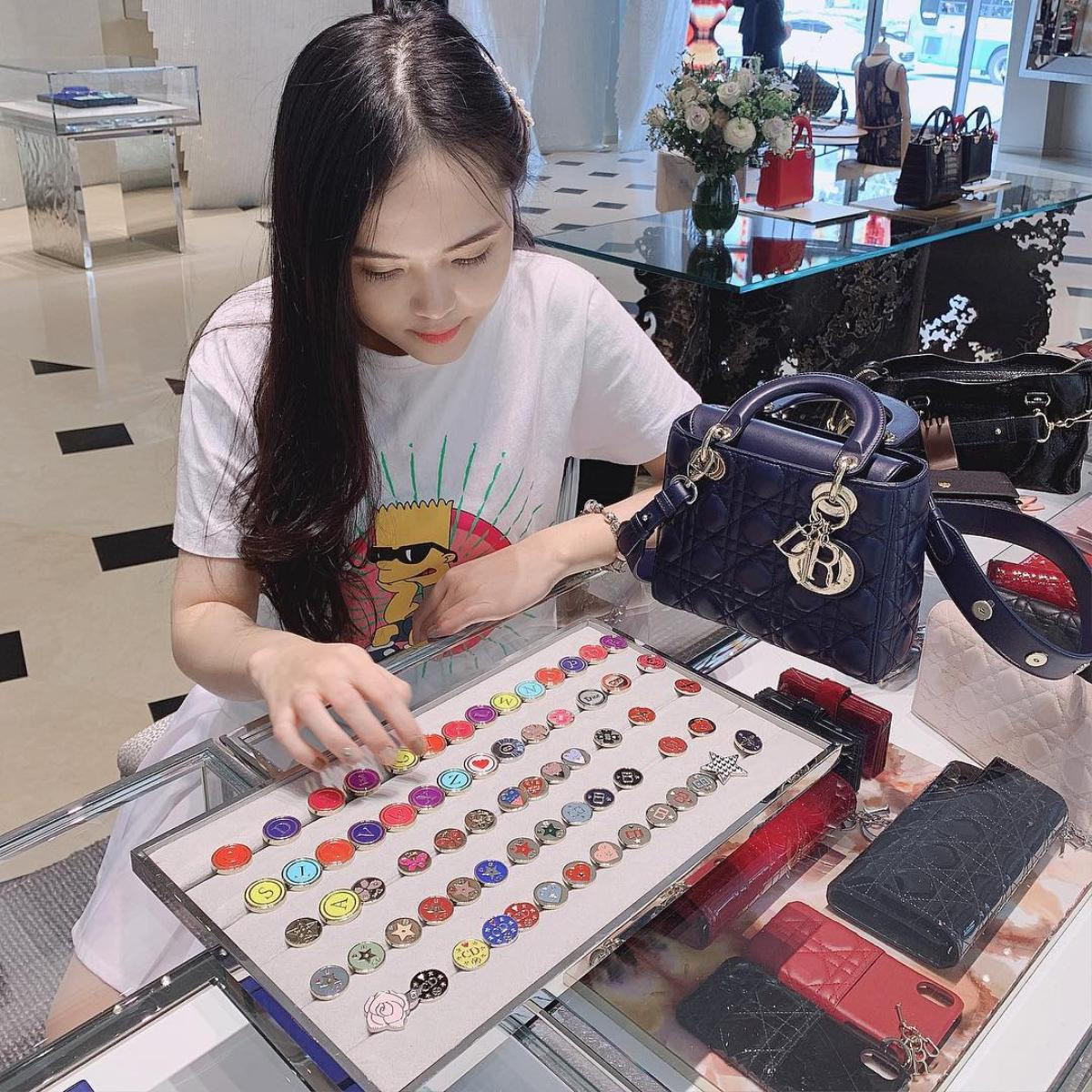 Vợ Duy Mạnh bị kéo lê trên sàn theo trend mới Vo Duy Manh bi keo le tren san theo trend moi