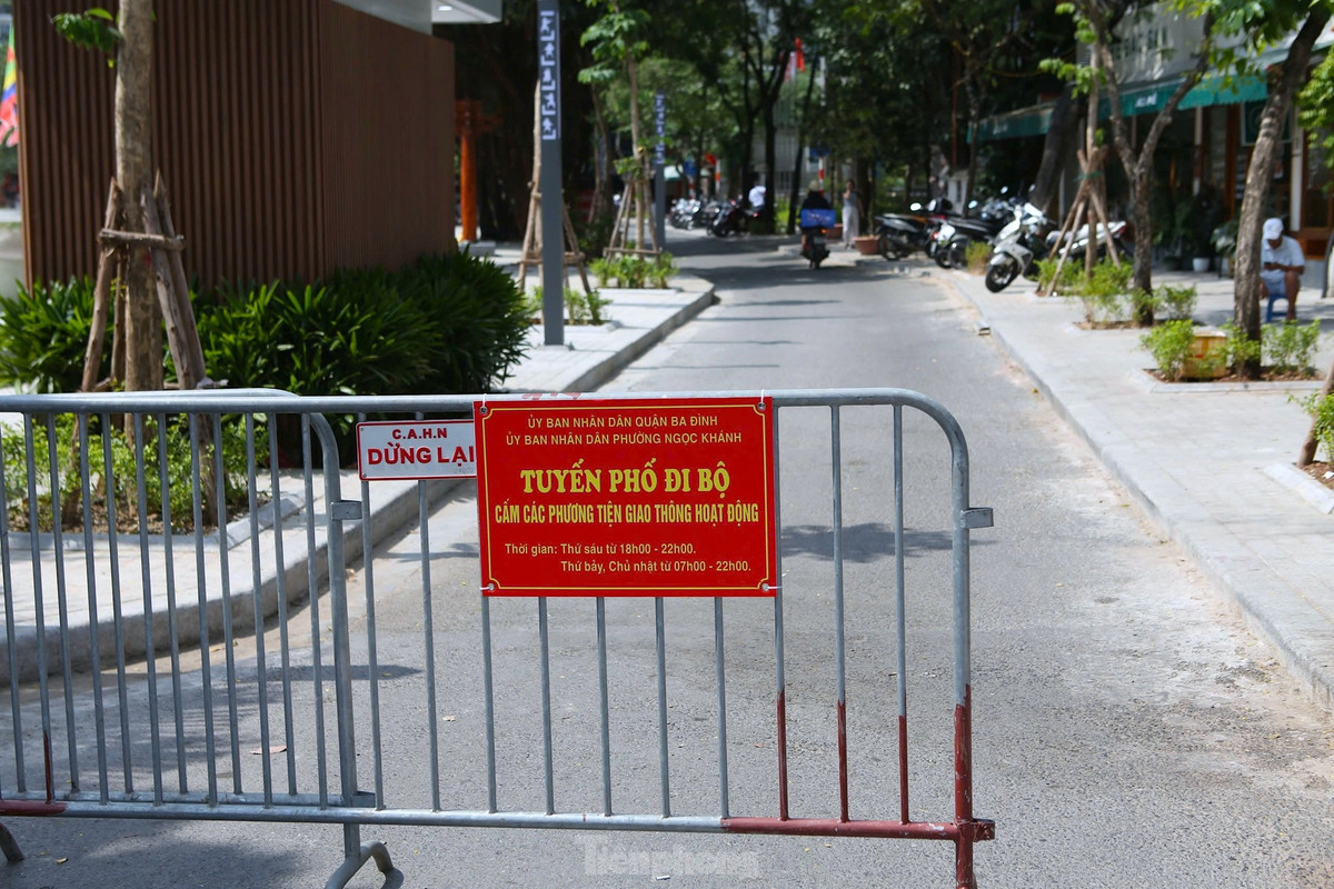 Tuy nhiên sau tuần đầu tiên đi vào hoạt động, ghi nhận trong hai ngày 19,20/10, không khí trên tuyến phố đi bộ mới lâm vào cảnh đìu hiu, vắng vẻ.