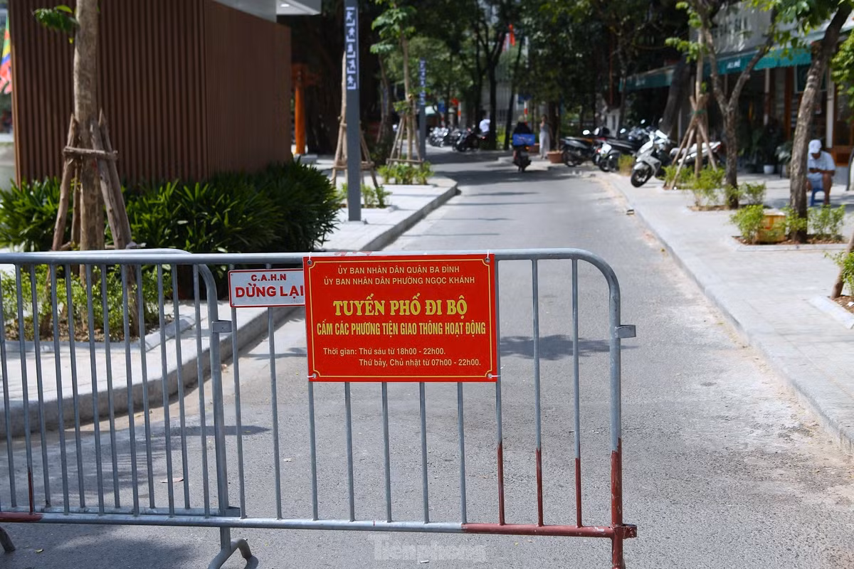 Tuy nhiên sau tuần đầu tiên đi vào hoạt động, ghi nhận trong hai ngày 19,20/10, không khí trên tuyến phố đi bộ mới lâm vào cảnh đìu hiu, vắng vẻ.