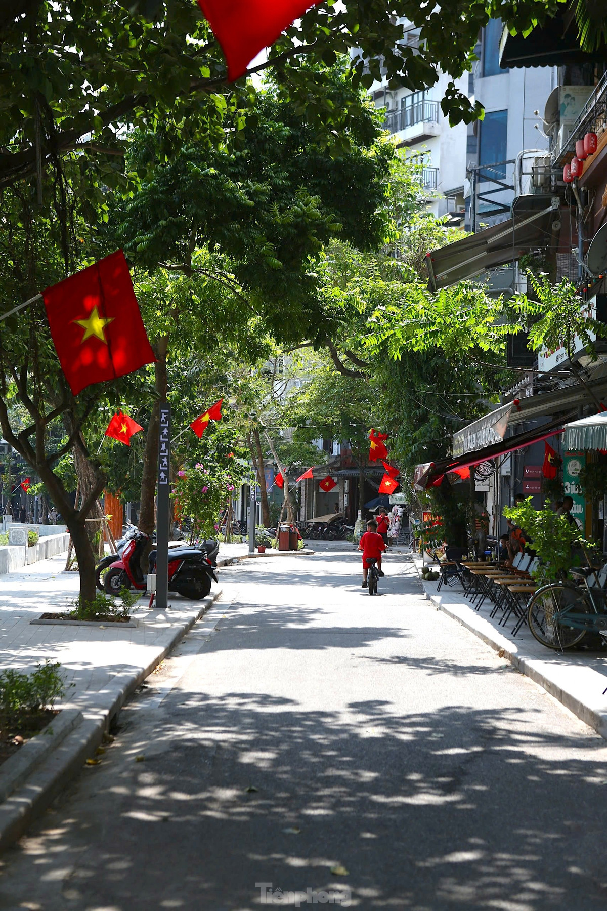 Khoảng 10 giờ sáng 20/10, phố đi bộ chỉ lác đác vài người.