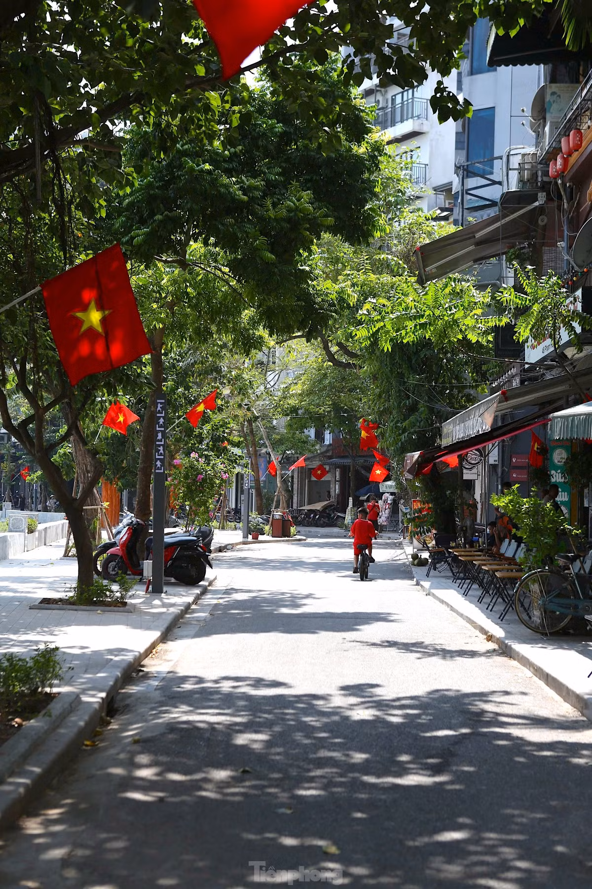 Khoảng 10 giờ sáng 20/10, phố đi bộ chỉ lác đác vài người.