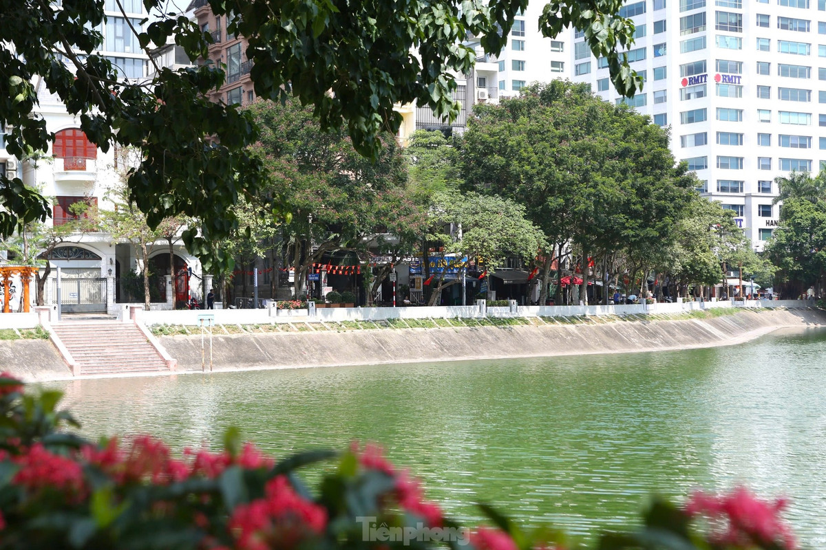 Phố đi bộ quanh hồ Ngọc Khánh có tổng mức đầu tư gần 30 tỷ đồng từ nguồn vốn ngân sách quận Ba Đình. Đây là công trình chào mừng 70 năm Giải phóng Thủ đô (10/10/1954 - 10/10/2024). 