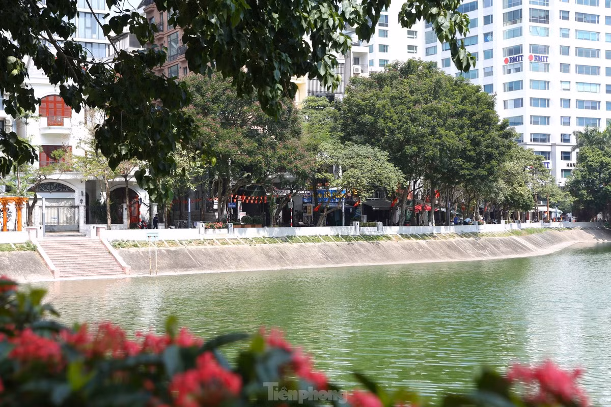 Phố đi bộ quanh hồ Ngọc Khánh có tổng mức đầu tư gần 30 tỷ đồng từ nguồn vốn ngân sách quận Ba Đình. Đây là công trình chào mừng 70 năm Giải phóng Thủ đô (10/10/1954 - 10/10/2024). 