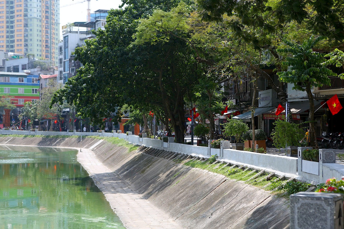 Theo kế hoạch hoạt động của phố đi bộ hồ Ngọc Khánh, ngoài phát triển các hoạt động kinh doanh giải trí như quán ăn, quán cà phê, khu phố sẽ tổ chức kết hợp chợ hàng hóa, sản phẩm OCOP, kết hợp với hoạt động văn hóa, văn nghệ đường phố vào ngày cuối tuần và kỳ lễ hội.