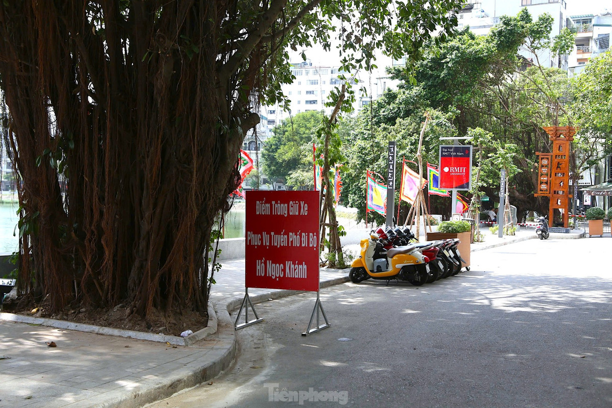 Khu vực trông giữ xe phục vụ tuyến phố đi bộ.