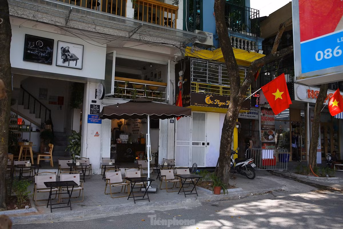 Theo chia sẻ của một chủ quán cà phê tại phố đi bộ hồ Ngọc Khánh, trong thời gian phố đi bộ thí điểm hoạt động, số lượng khách không đông. Theo người này, nguyên nhân vắng du khách một phần do tại đây chưa có nhiều các hoạt động vui chơi giải trí.