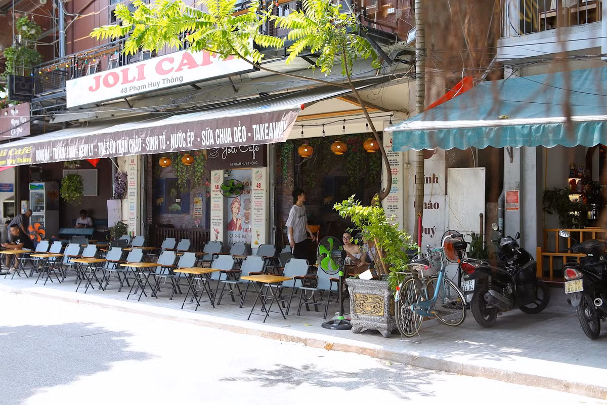 Tuy nhiên trong hai ngày cuối tuần vừa qua, hàng quán kinh doanh đồ ăn uống trên phố vắng khách, khác hẳn với thời điểm trước khi tuyến phố đi bộ đi vào hoạt động.